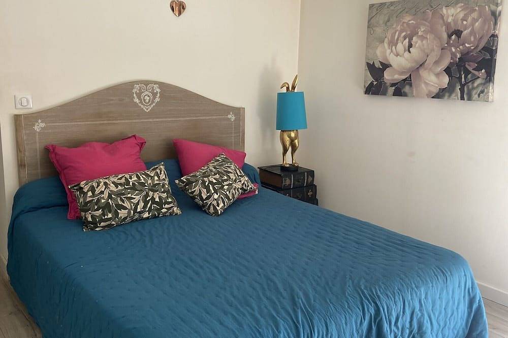 Entire apartment, Appartement Spacieux Calme Centre Village Avec Terrasse et Cour in Sarrians, Vaucluse