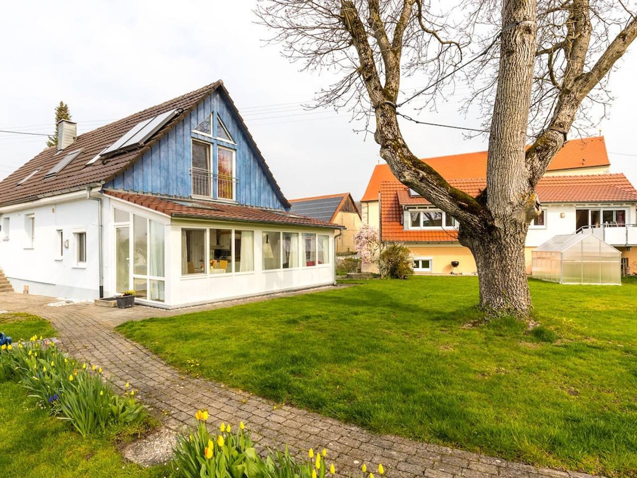 Walnut Modern retreat in Hödingen, Überlingen