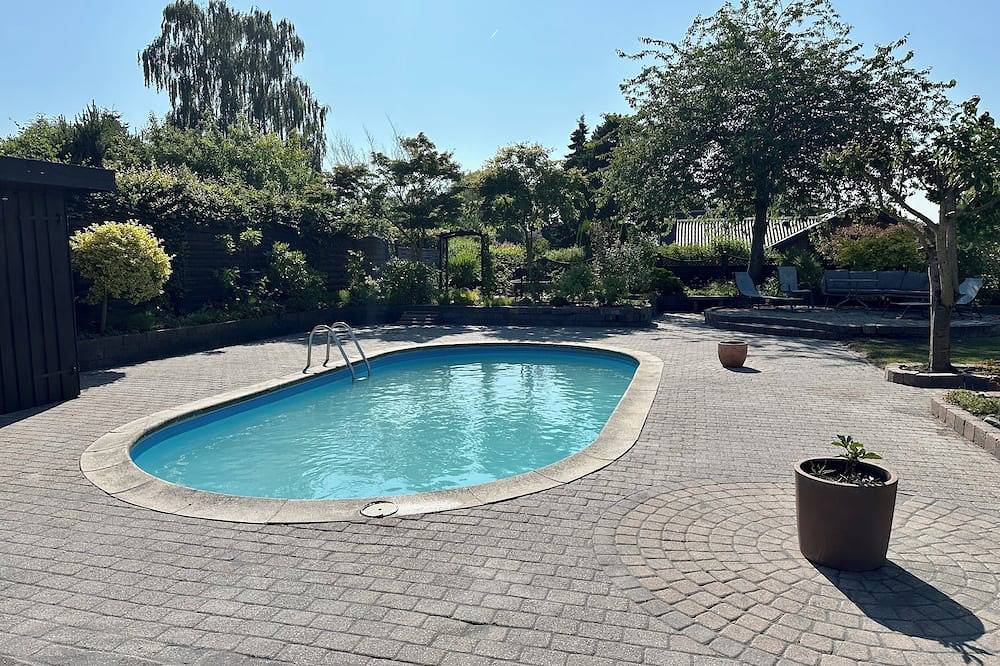 4 Bedroom Villa with pool. in Hovedstaden