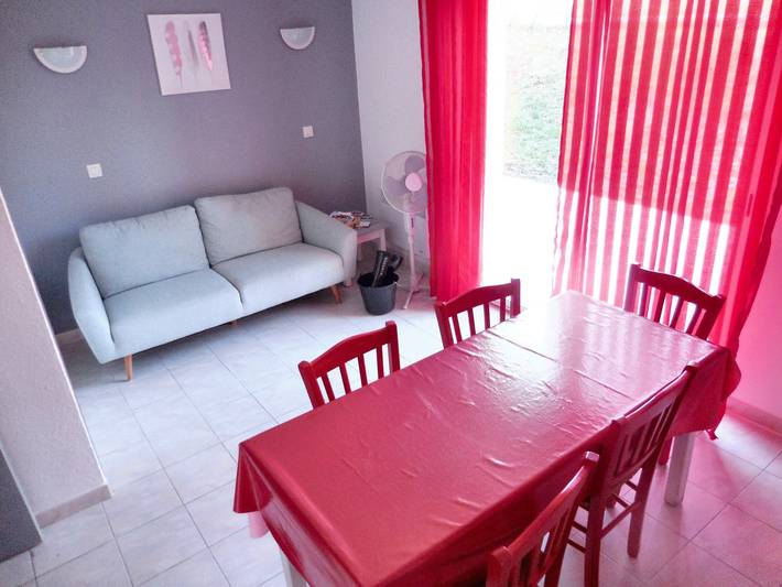 Location de vacances pour 6 personnes, avec jardin ainsi que piscine et terrasse à Salavas - 2