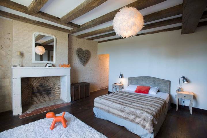 Location de vacances pour 12 personnes, avec vue ainsi que jardin et piscine à Lusignan - 3