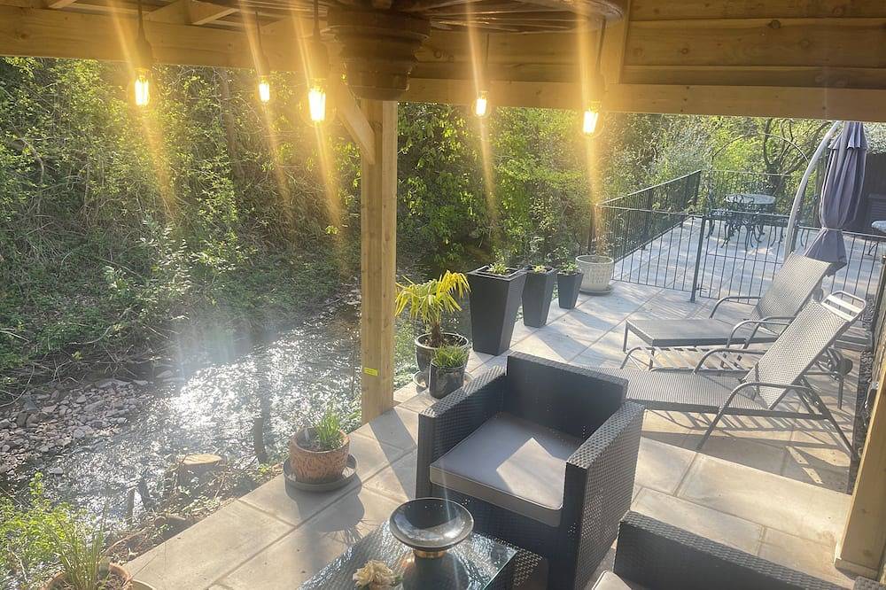 Riverside Two Bedroom Townhouse in Abergavenny with Car Charger. in Abergavenny, Brecon Beacons