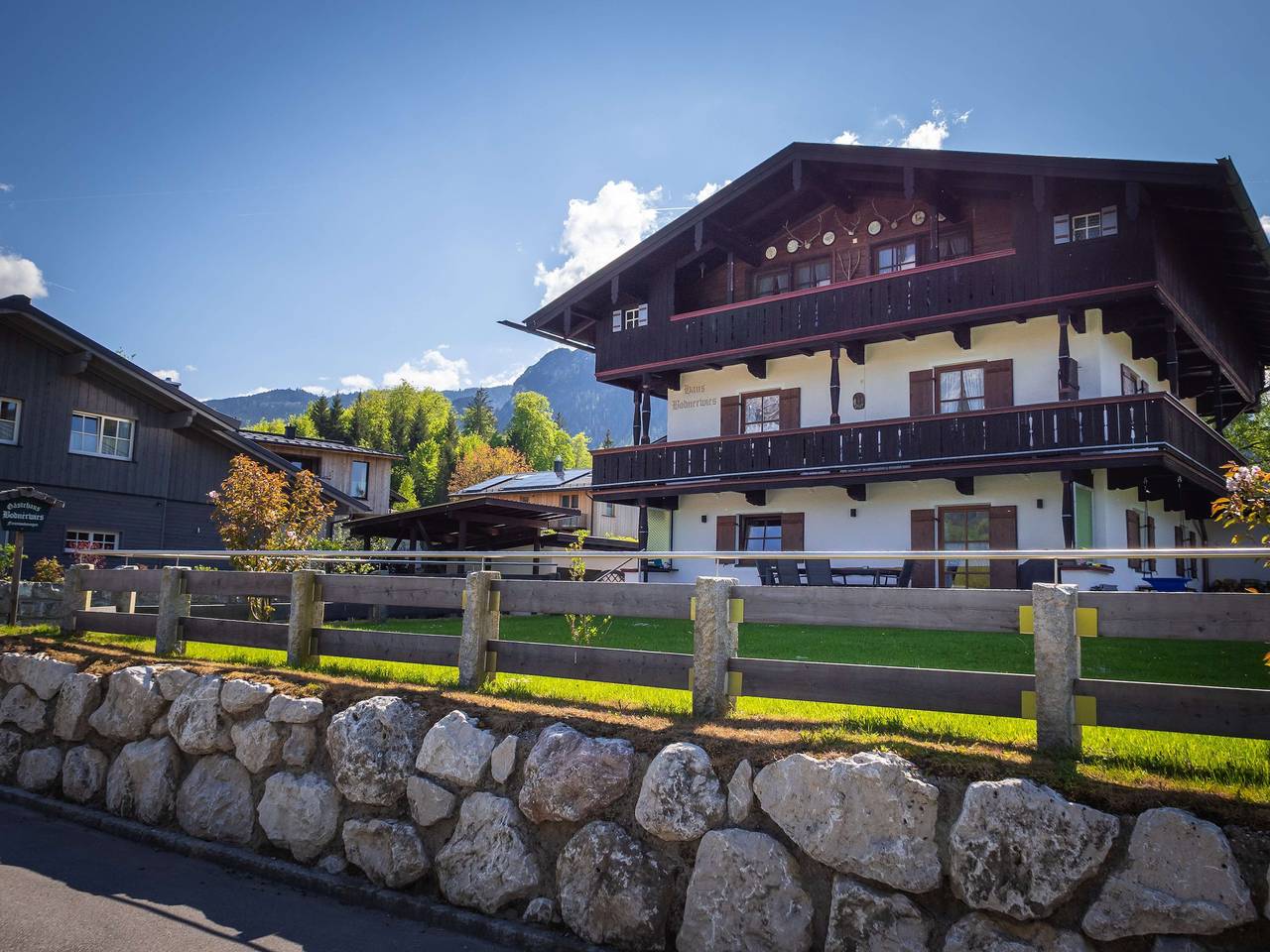 Ganze Ferienwohnung, Gästehaus Bodnerwies - Hoher Göll, für 2 Personen, 46 qm, Wohnzimmer, extra Schlafzimmer und Terrasse in Schönau am Königssee, Berchtesgadener Alpen