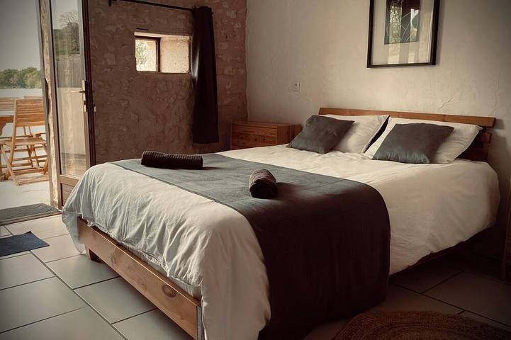 Gîte pour 5 personnes, avec terrasse ainsi que jardin et piscine, animaux acceptés à Champagne-et-Fontaine - 2