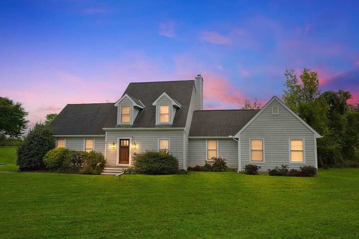 Vacation home for 12 people, with yard in Maryland