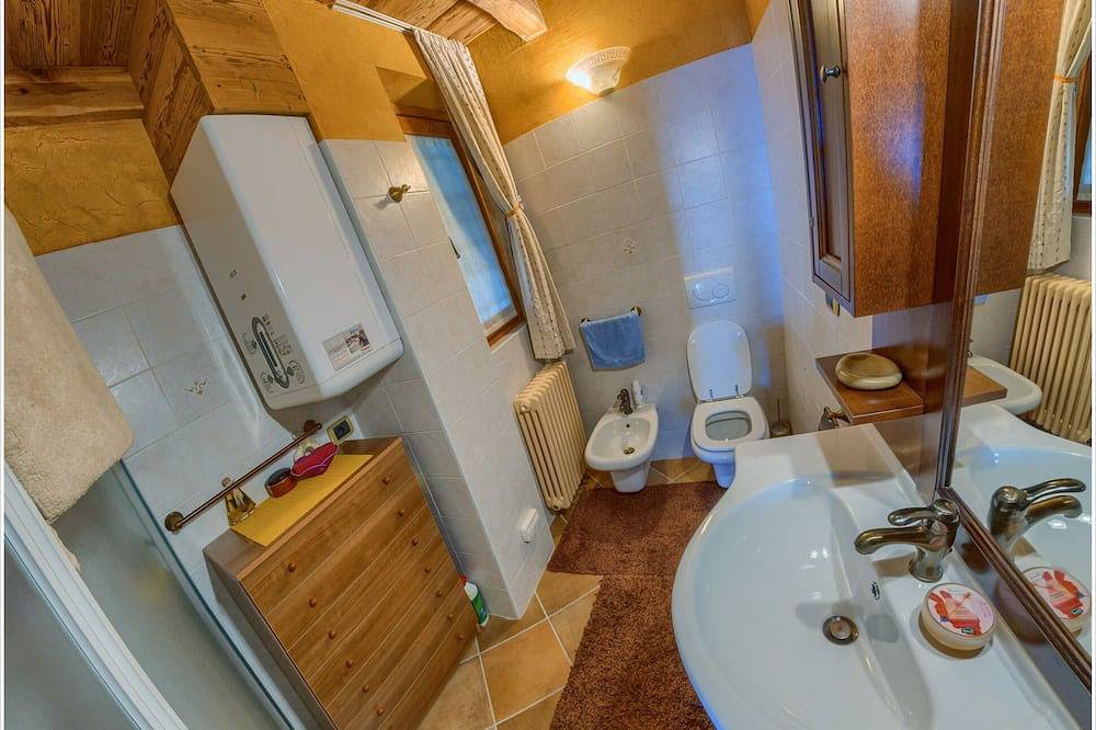 Chalet with wonderful lake view for max 5 people in Peglio en omgeving, Comomeer