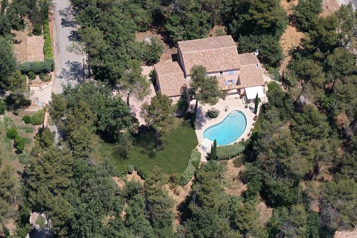 Location de vacances pour 12 personnes, avec piscine et vue ainsi que jardin et sauna à Gréasque