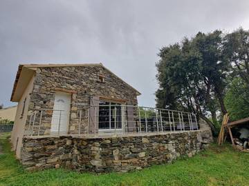 Gîte pour 3 personnes, avec terrasse et vue à Prunelli-di-Fiumorbo