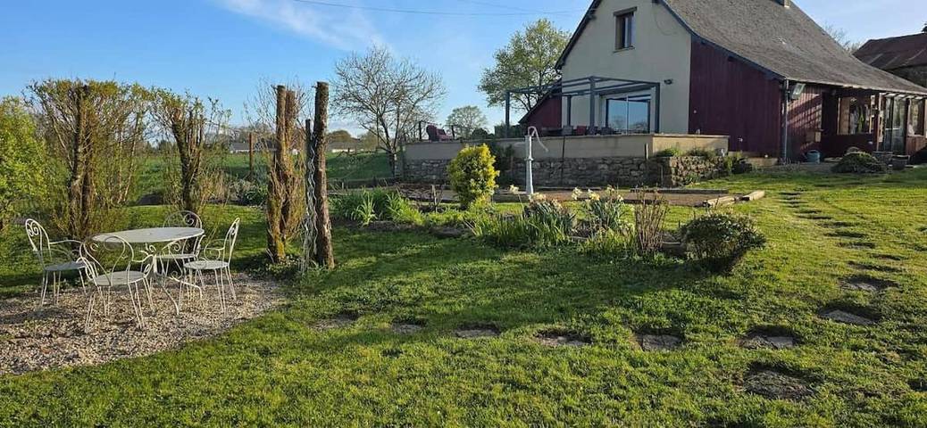 Location de vacances pour 6 personnes, avec Terrasse ainsi que Jardin et Vue à Jublains - 2