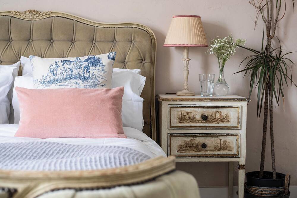 The Cook's Cottage: a coastal oasis w/outdoor kitchen, garden & cinema nr beach in Whitstable, Kent