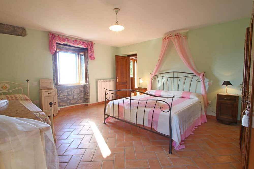 Elcriso, Spacious villa, private pool, amazing views, Wifi, walk to restaurant! in Castiglione di Garfagnana, Garfagnana