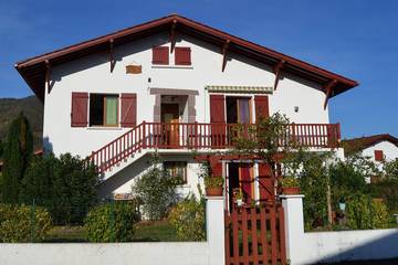 Gîte pour 5 personnes, avec balcon et jardin, animaux acceptés à Saint-Jean-Pied-de-Port