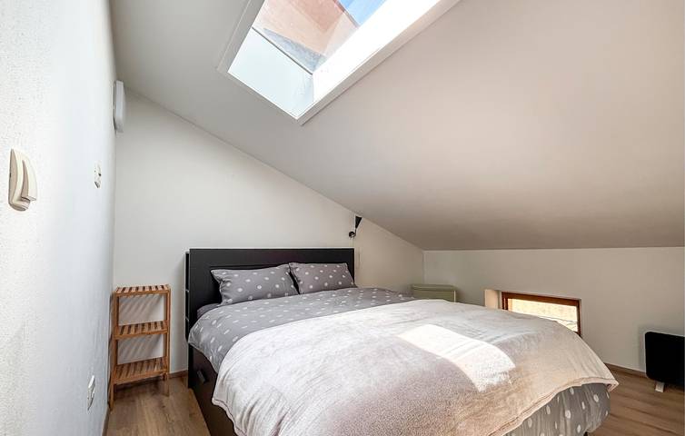 Moderno apartamento de 2 dormitorios con wifi, aire acondicionado y vistas al parque, a 800 m del centro de la ciudad in Labin City, Labin