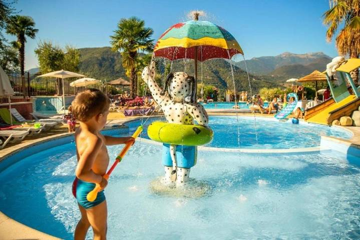 Location de vacances pour 5 personnes, avec piscine et jardin ainsi que bassin pour enfant et jacuzzi à San Felice del Benaco - 2