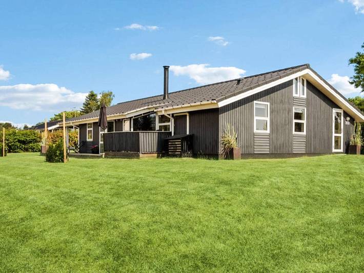 Ferienhaus für 8 Personen, mit Whirlpool und Terrasse sowie Garten und Pool in Pøt Strandby