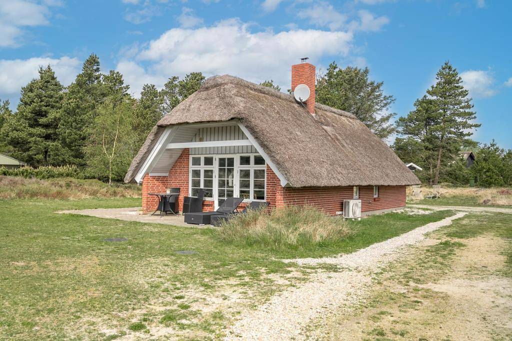 Geschmackvoll eingerichtete Steinferienhaus mit Strohdach in Henne, Filsø See