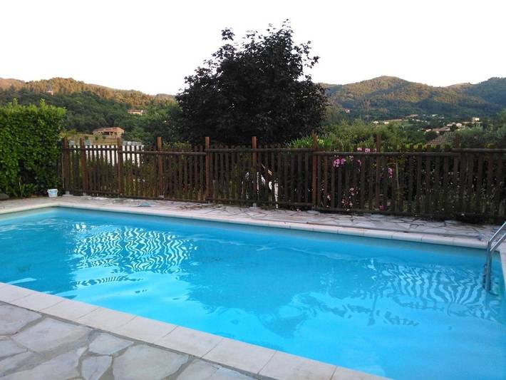 Location de vacances pour 4 personnes, avec Terrasse ainsi que Piscine et Vue à Prades (Rhône-Alps)