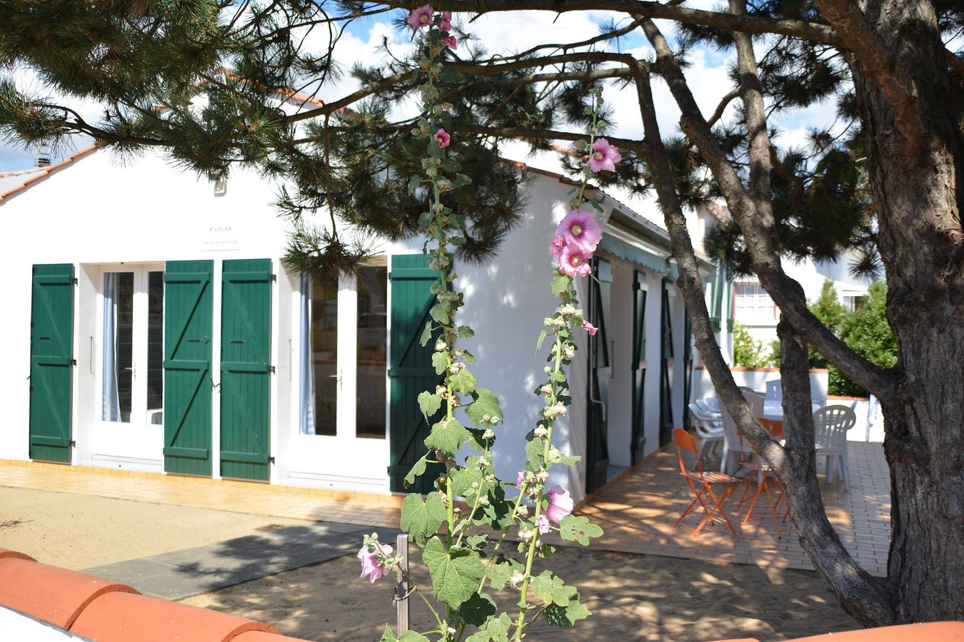 Holiday Home 'Les Floralies' with Private Terrace, Private Garden and Wi-Fi in La Tranche-sur-Mer, Vendée