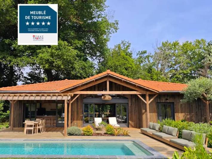 Location de vacances pour 6 personnes, avec jardin et piscine à Cambes