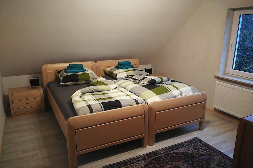 Ganze Wohnung, Gemütliche Dg Ferienwohnung mit Balkon für 1 - 5 Personen in Neustadt bei Coburg, Oberes Maintal - Coburger Land