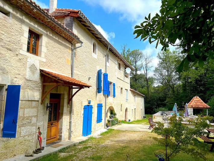 Gîte pour 4 personnes, avec Balcon et Terrasse ainsi que Jacuzzi et Jardin à Champagne-et-Fontaine