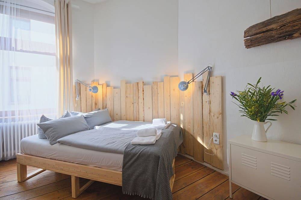 Ganze Wohnung, Sanierte Altbauwohnung mit Wannenbad, separater Wohnküche und Waschmaschine in Moabit Berlin, Berlin