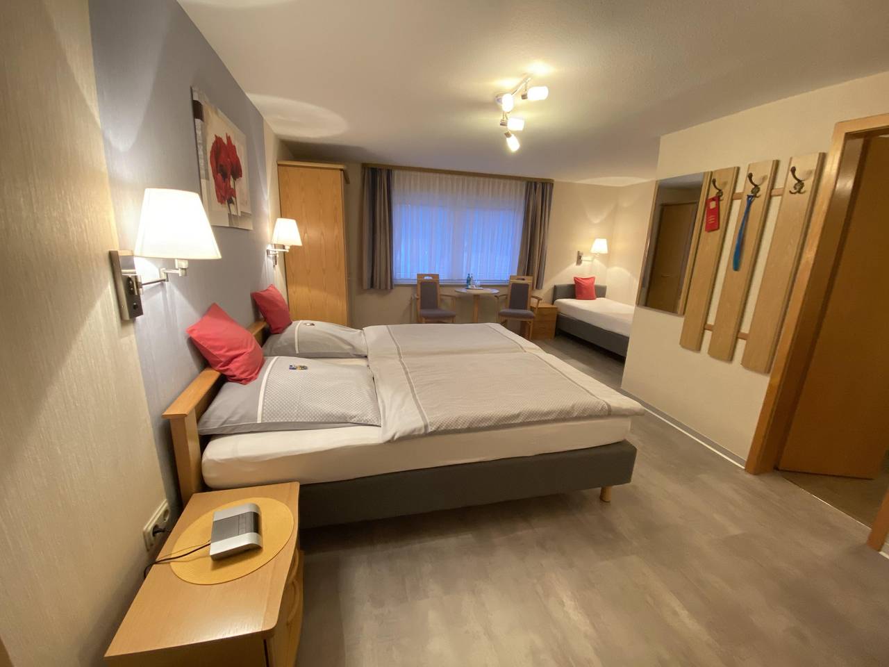 Lindenwirt, Dreibettzimmer, Dusche, Wc in Wesertal, Hessisches Bergland