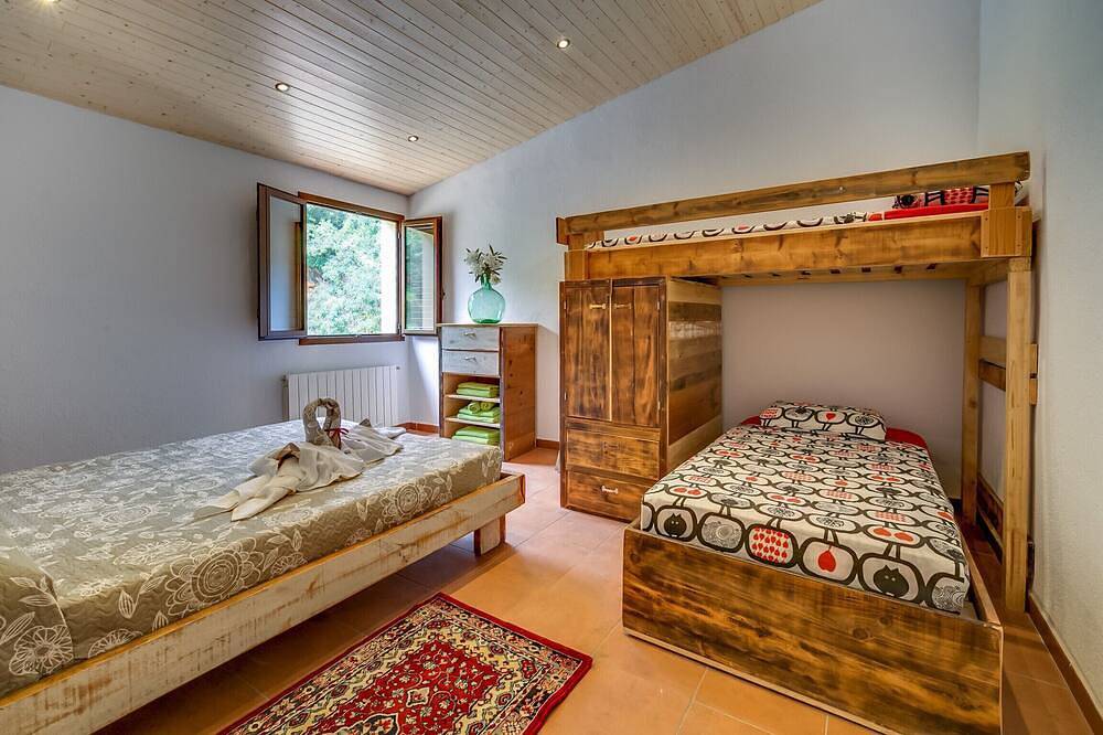 Amplia casa para 18 pax, piscina y jardín privado. Wifi gratis. Ideal grupo de jóvenes o familias. Vivalidays Can Palomo. in Palafolls, Costa del Maresme