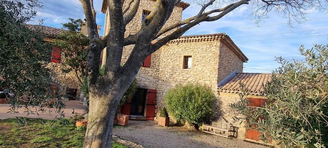 Gîte pour 4 personnes, avec terrasse et jardin ainsi que vue et piscine à Pélissanne - 2