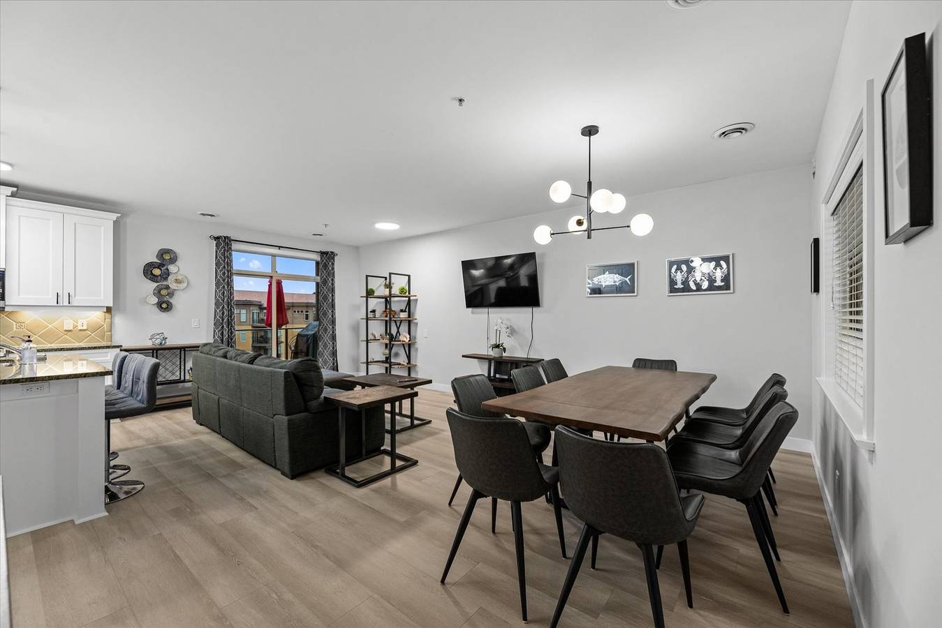 Ganze Wohnung, Lakefront, beachfront top floor condo w/pool! in West Kelowna, Crystal Mountain