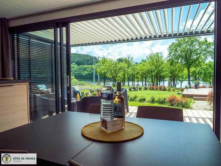 Location de vacances pour 6 personnes, avec Jacuzzi et Terrasse ainsi que Jardin et Vue sur le lac à Le Vibal