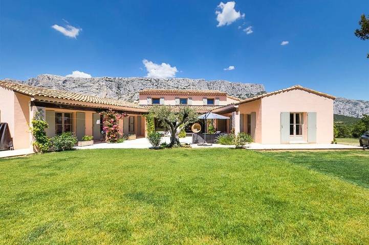 Location de vacances pour 10 personnes, avec Balcon ainsi que Jacuzzi et Jardin à Saint-Antonin-sur-Bayon