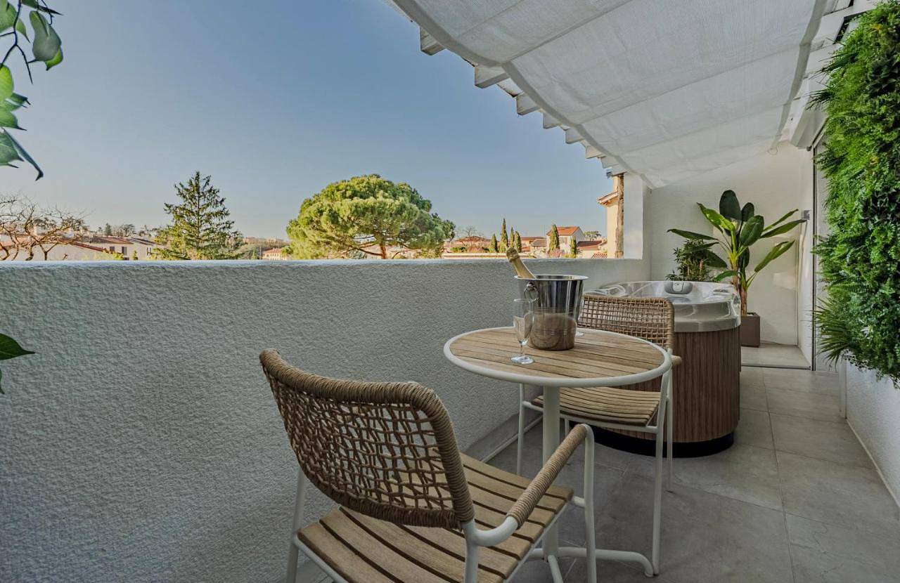 Appartement entier, Suite Sakura - Jacuzzi privé - Cinéma maison in Bourg-de-Péage, Région de Valence