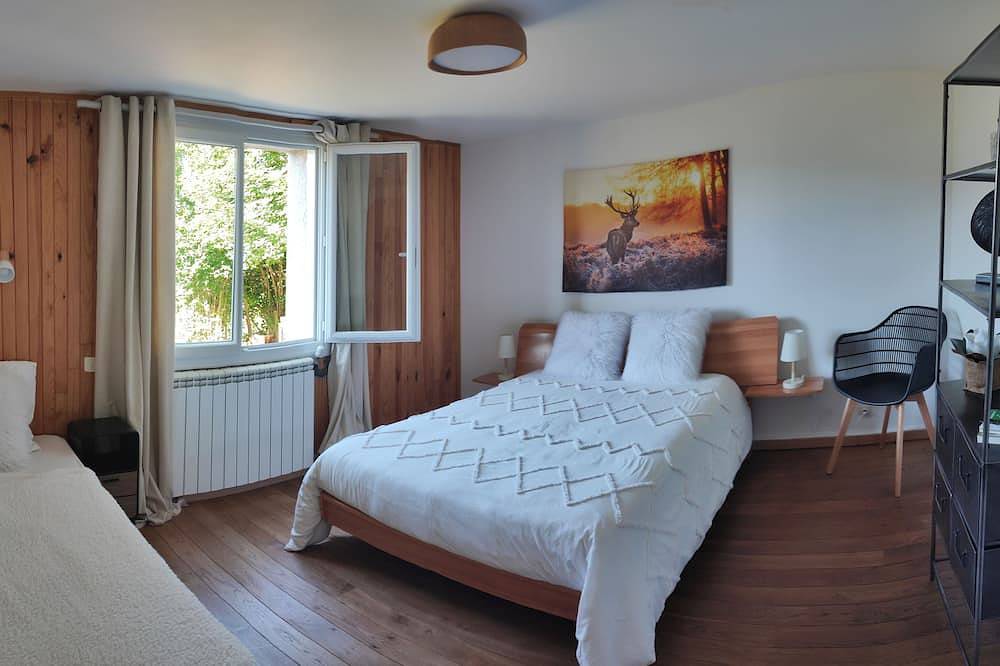 Langogne 5 minutes from Lake Naussac, 7-room holiday home with garden. in Langogne, Mende region