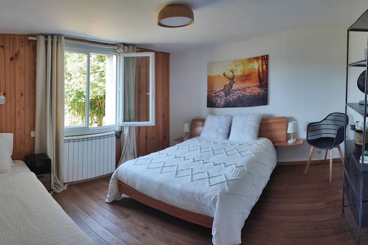 Langogne 5 minutes from Lake Naussac, 7-room holiday home with garden. in Langogne, Mende region