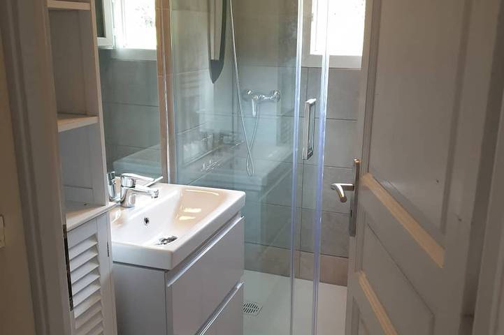 Gîte pour 6 personnes, avec terrasse ainsi que jardin et piscine, animaux acceptés à Saint-Andéol-de-Vals - 4