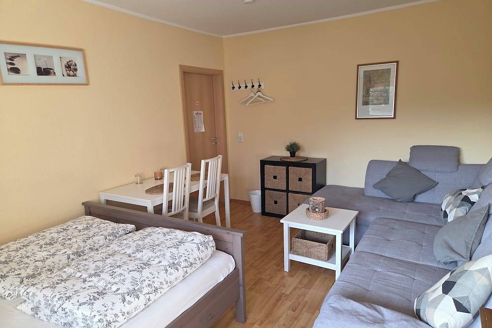 Ganze Wohnung, Park & Meer – 4 Zi. Ferienwohnung im Grünen | Balkon, Parkplatz | bis 9 Personen in Rostrup, Bad Zwischenahn