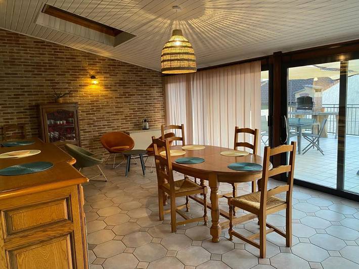 Location de vacances pour 8 personnes, avec Balcon ainsi que Terrasse et Vue à Saint-Julien (Jura)