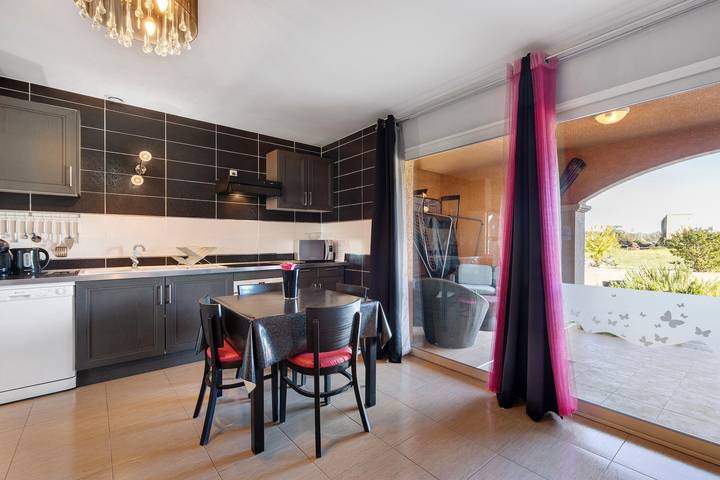 Entire apartment, Apartment 'La Baccara' with Wi-Fi and Air Conditioning in Paulhan, Lodève region