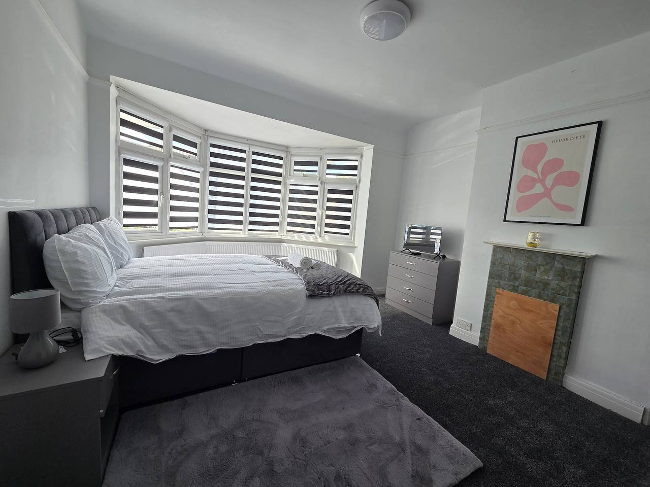 3 Bed House Sleeps 6 -Private Garden -Pets Welcome in Bedford