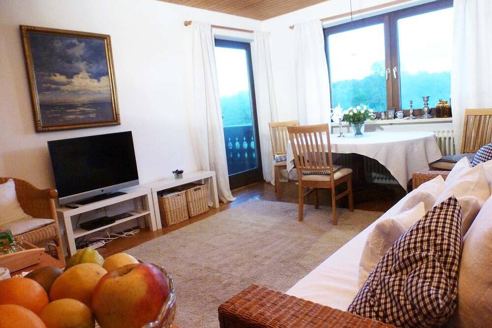 Ganze Wohnung, Ferienwohnung Südwest, 45 qm Obergeschoss, 1 Wohnzimmer, 1 separates Schlafzimmer in Höslwang, Chiemsee