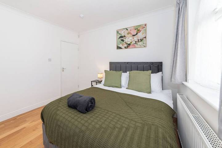 Spacious 5Br Home, Contractor Stay, Free Parking in Thorpe Park, Berkshire
