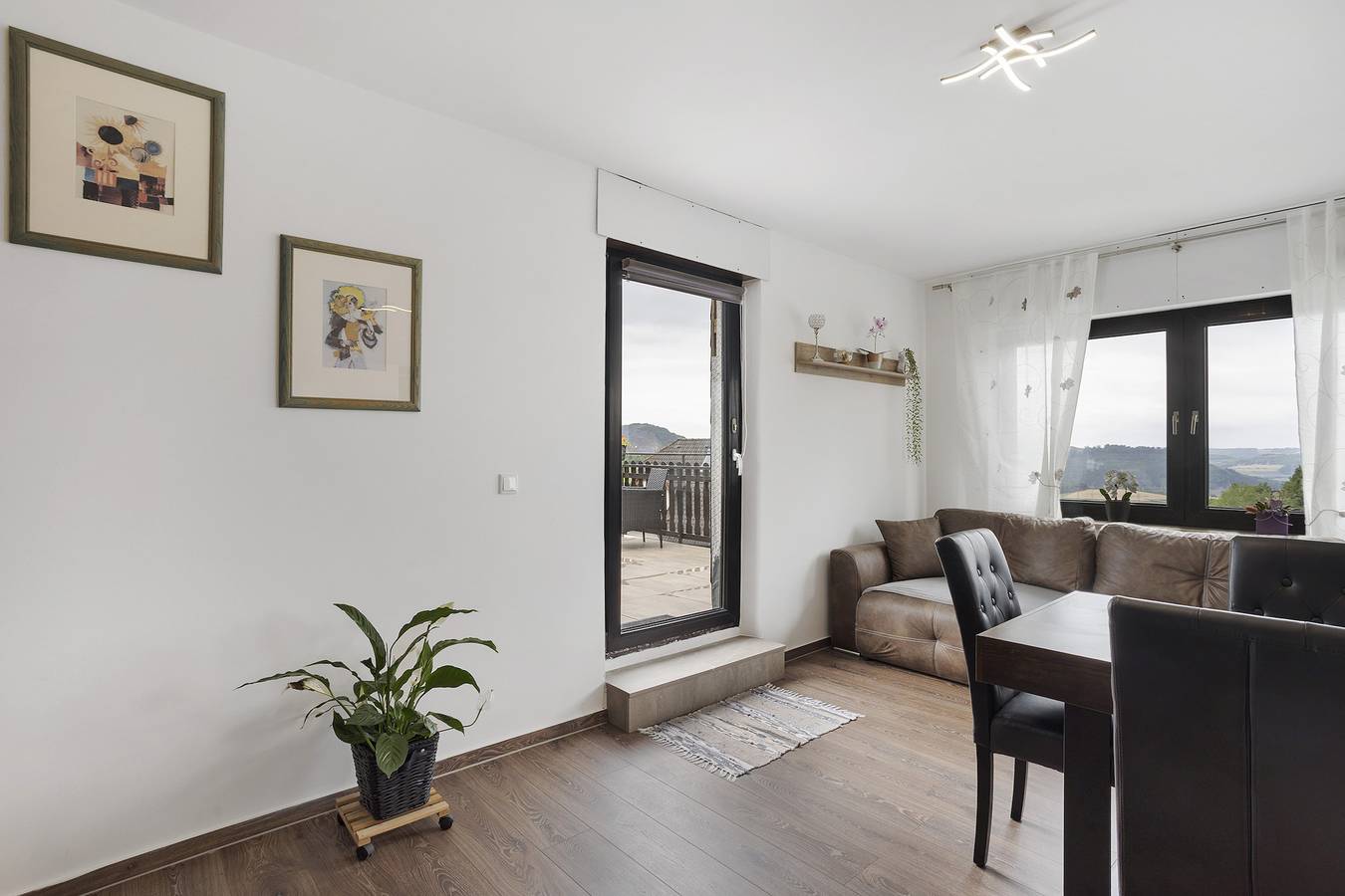 Ganze Wohnung, Ferienwohnung 'Haus Elena' mit Bergblick, privater Terrasse und Wi-Fi in Bestwig, Hochsauerlandkreis