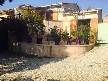Cottage pour 4 personnes, avec vue et jardin à Lioux