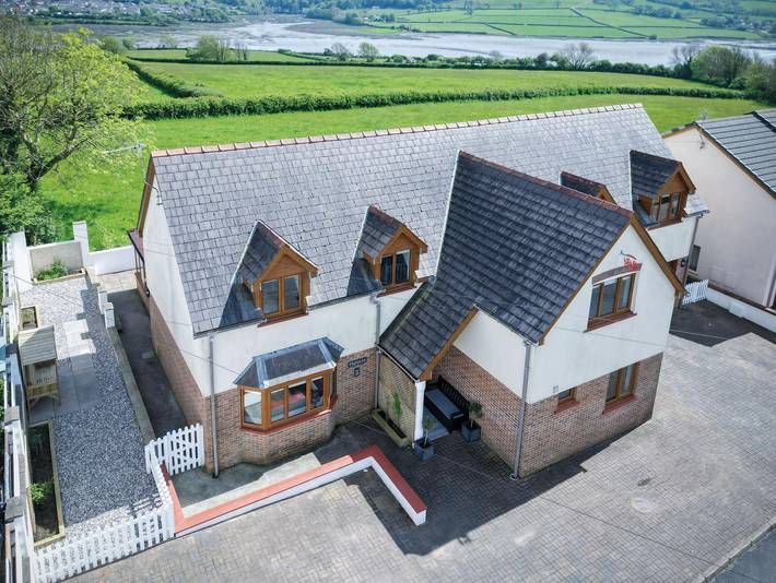 Holiday home for 10 people, with garden in Pembrokeshire