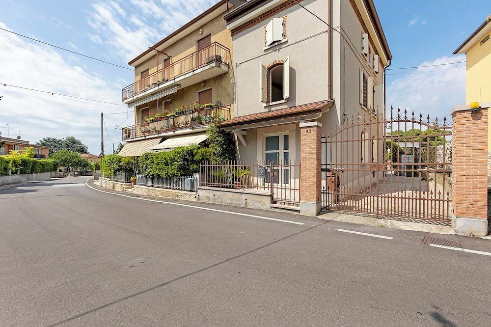 Entire apartment, Apartment 'Pozzo Dei Desideri  Asia' with Wi-Fi and Air Conditioning in Castelnuovo del Garda, Garda Mountains