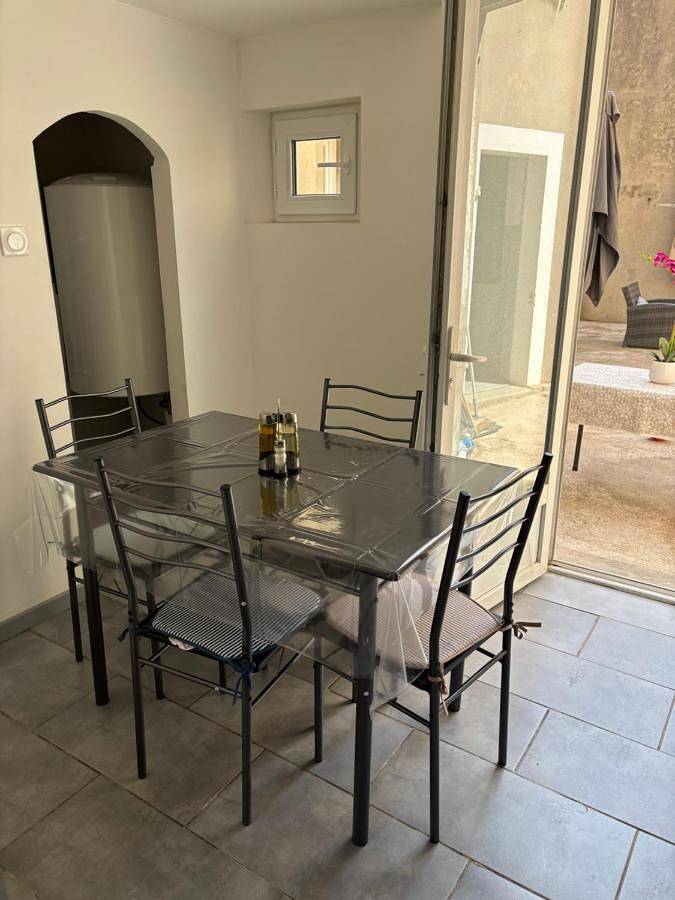 Location de vacances pour 6 personnes, avec terrasse, animaux acceptés à Port-de-Bouc - 2