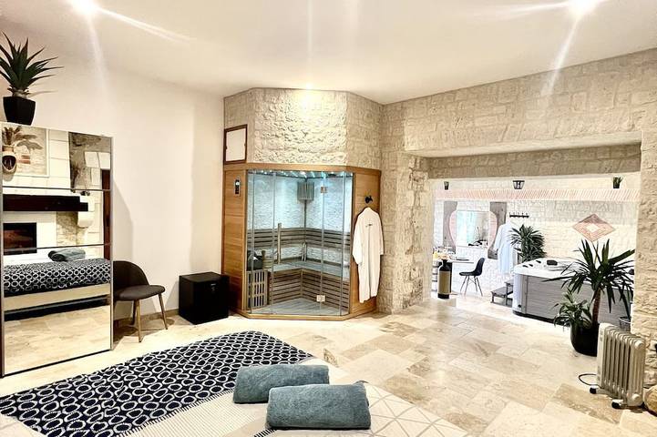 Location de vacances pour 16 personnes, avec sauna ainsi que jardin et jacuzzi à Saint-Nexans - 2