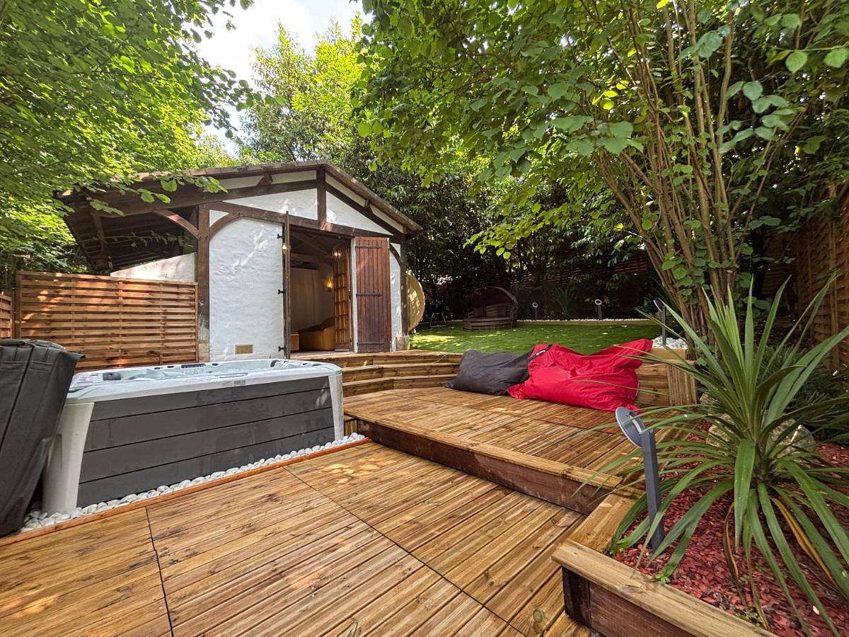 Appartement entier, La Chaumière Luxury Domain with 2 Apartments Spa and Pool near Disneyland in Coupvray, Seine-et-Marne
