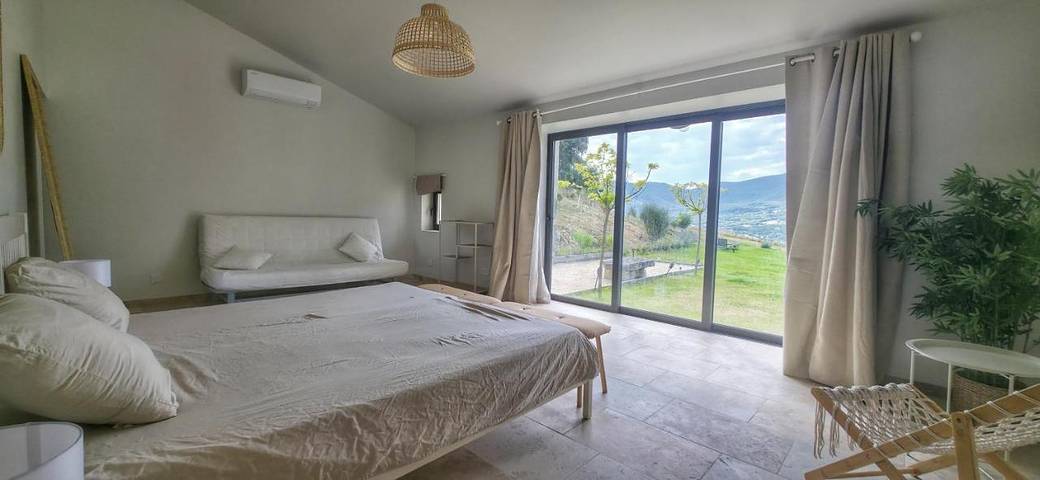 Gîte pour 3 personnes, avec vue et jardin à Roche-Saint-Secret-Béconne